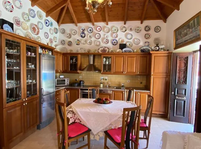 Traditional Christos & Tholos In Chalki بيت للعطل